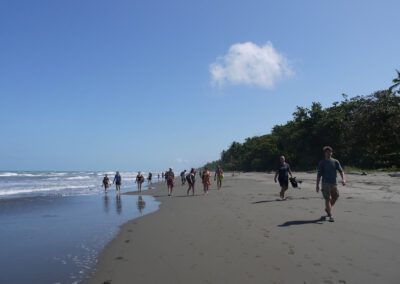 beach-walk-back-to-cahuita-after-snorkeling