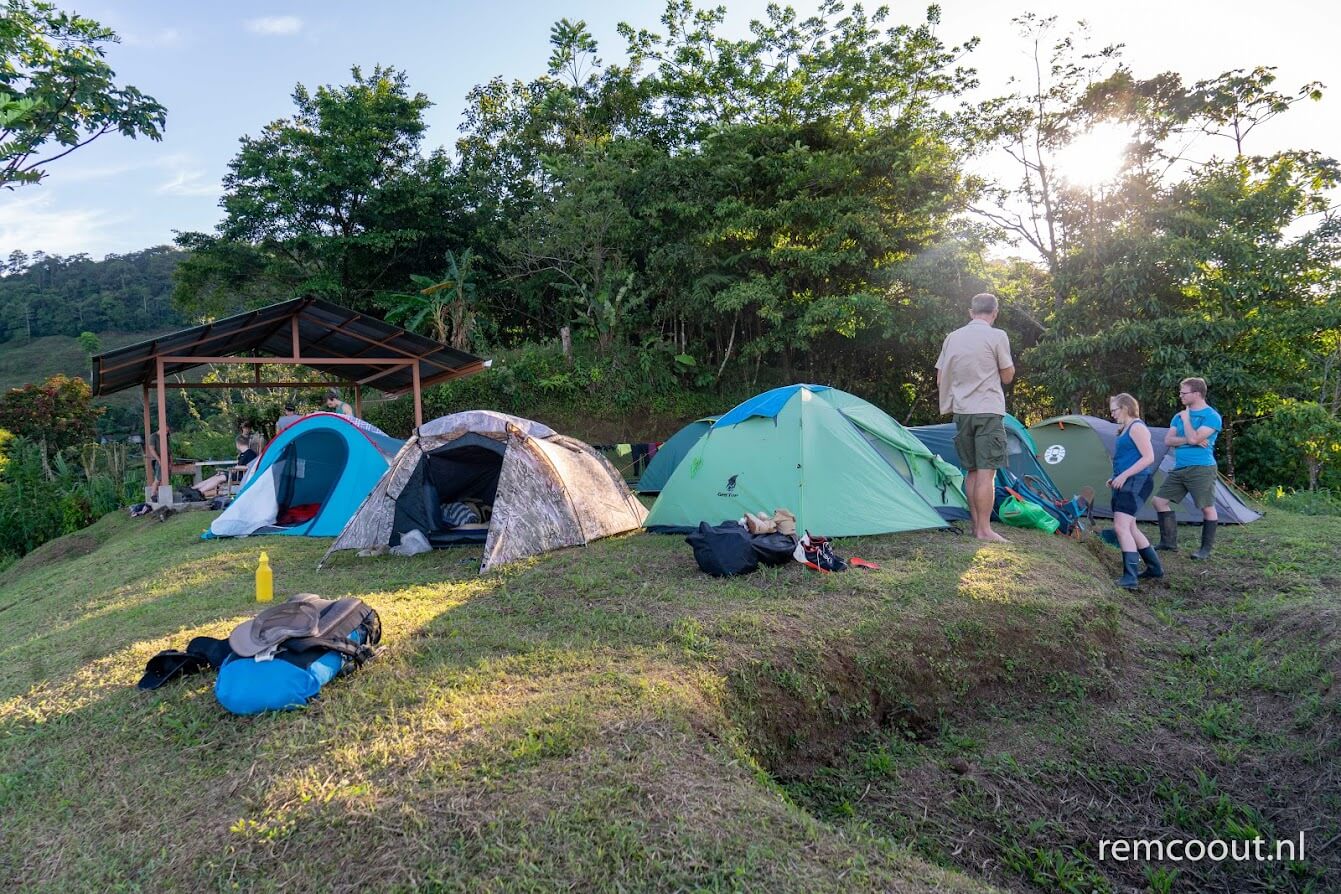 Freiwilligenarbeit-im-Costa-Gebäude-Camping-Gemeinschaft-Grillplätze