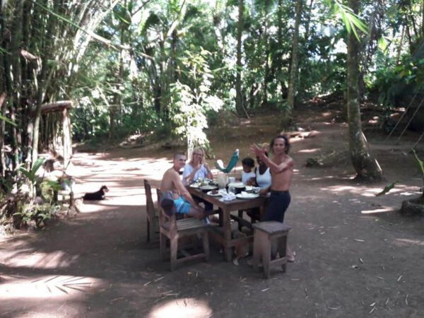 family-lunch-at-finca