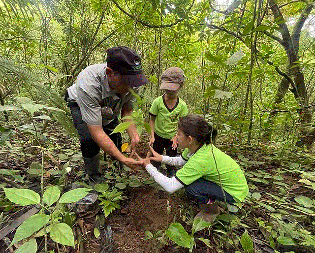 volunteers-in-costa-rica-rainforest-conservation